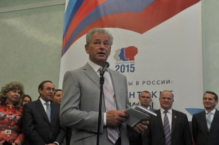 Москва. Член комитета Государственной Думы РФ по регламенту и организации работы Николай Булаев во время открытия выставки `Год литературы в России: парламентские страницы` в Госдуме РФ.