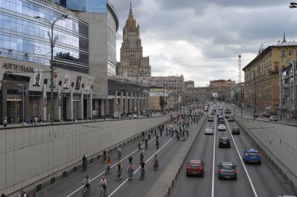 Москва.  Участники V Московского велопарада на Садовом кольце.