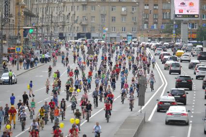 Москва.  Участники V Московского велопарада на Садовом кольце.