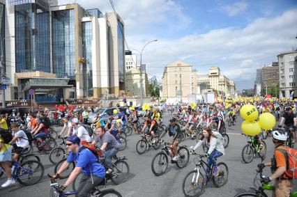 Москва.  Участники V Московского велопарада.