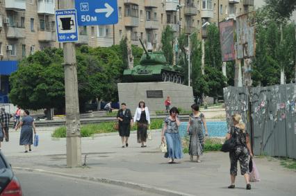 Украина. Луганская область. г.Краснодон. Указатель кафе `Украина` и танк на постаменте.