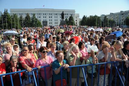 Украина. Луганск. Местные жители во время концерта И.Кобзона на площади Героев Великой Отечественной войны.