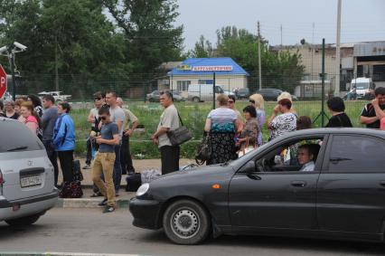 Ростовская область. Люди стоят в очереди на Российско-украинской границе на выходе из Украины.