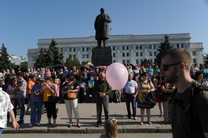 Украина. Луганск. Местные жители во время концерта И.Кобзона на площади Героев Великой Отечественной войны.