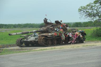 Украина. Луганская область. г.Краснодон. Сгоревший танк у дороги.