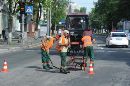 Украина. Донецк. Ремонтно-дорожные работы.