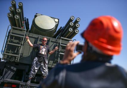 Тверская область. Выставка военной техники на рок-фестивале `Нашествие` в Большом Завидово.