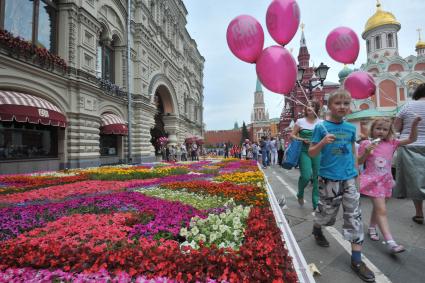 Москва. Клумбы у здания ГУМа, установленные в рамках Фестиваля цветов.