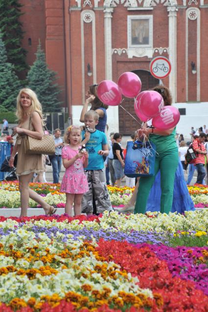 Москва. Клумбы у здания ГУМа, установленные в рамках Фестиваля цветов.