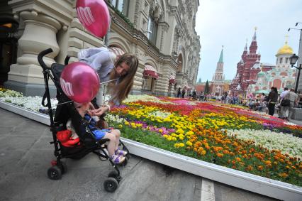 Москва. Клумбы у здания ГУМа, установленные в рамках Фестиваля цветов.