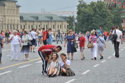 Москва. Девушки делают селфи на Красной площади.