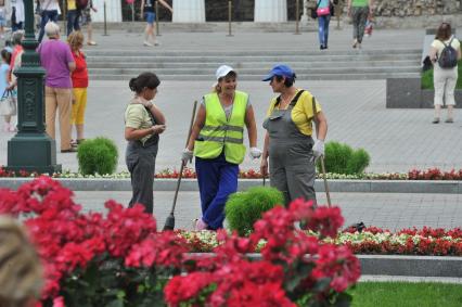 Москва. Дворники беседуют на улице.