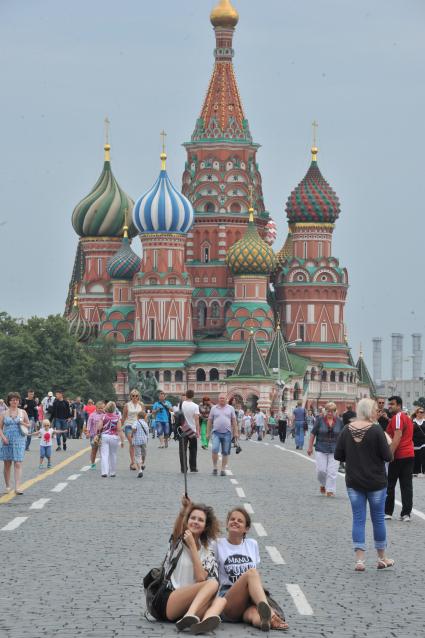 Москва. Девушки делают селфи на Красной площади.