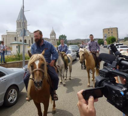 Нагорный Карабах, г. Шуша. Предприниматель Герман Стерлигов  (слева) с сыновьями подъезжает к журналистам.