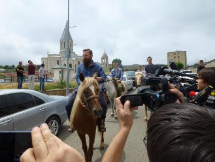 Нагорный Карабах, г. Шуша. Предприниматель Герман Стерлигов  (слева) с сыновьями подъезжает к журналистам.