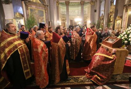 Санкт-Петербург. Священнослужители у ковчега с десницей святого великомученика Георгия Победоносца в Казанском соборе.