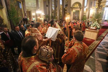 Санкт-Петербург. Священнослужители у ковчега с десницей святого великомученика Георгия Победоносца в Казанском соборе.