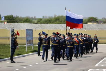 Краснодарский край, пос. Раевский. Десантники 7-й гвардейской Краснознаменной десантно-штурмовой (горной) дивизии во время церемонии вручения ордена Суворова.