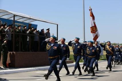 Краснодарский край, пос. Раевский. Десантники 7-й гвардейской Краснознаменной десантно-штурмовой (горной) дивизии во время церемонии вручения ордена Суворова.