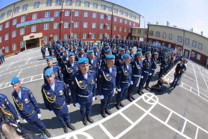 Краснодарский край, пос. Раевский. Десантники 7-й гвардейской Краснознаменной десантно-штурмовой (горной) дивизии во время церемонии вручения ордена Суворова.