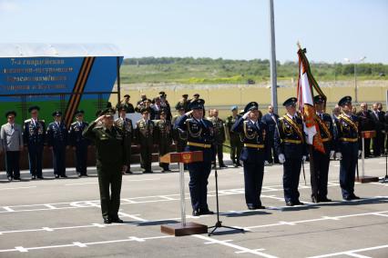 Краснодарский край, пос. Раевский. Министр обороны РФ генерал армии Сергей Шойгу (слева) во время церемонии вручения ордена Суворова 7-й гвардейской Краснознаменной десантно-штурмовой (горной) дивизии.