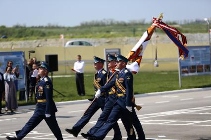 Краснодарский край, пос. Раевский. Десантники 7-й гвардейской Краснознаменной десантно-штурмовой (горной) дивизии со знаменем дивизии во время церемонии вручения ордена Суворова.