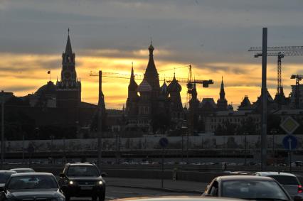 Москва. Вид на Спасскую башню, Храм Василия Блаженного и Московскую набережную.