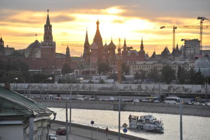 Москва. Вид на Спасскую башню, Храм Василия Блаженного и Московскую набережную.