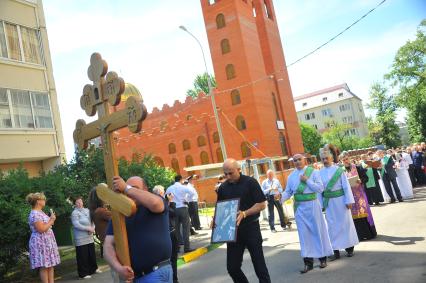 Москва. Траурная процессия с гробом целительницы Джуны Давиташвили направляется на Ваганьковское кладбище.