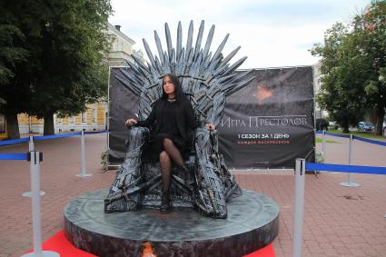 Нижний Новгород. В центре города установили копию трона из `Игры престолов`, на котором может сфотографироваться любой желающий.