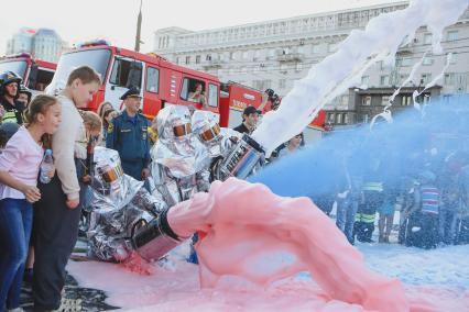 Челябинск. Чемпионат МЧС России по пожарно-прикладному спорту. Пожарные сделали триколор из пожарной пены.