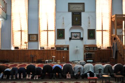 Чечня. Гудермесский район. п.Ойсхара. Чеченские мужчины во время молитвы в мечети.