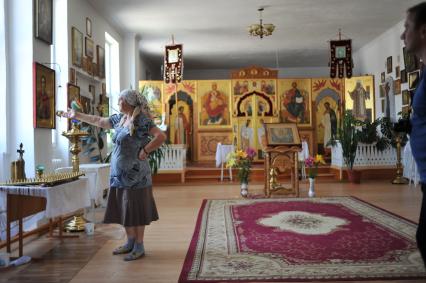 Чечня. Станица Наурская. Прихожанка в православном храме.