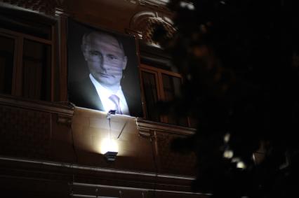 Виды Грозного. Портрет президента РФ Владимира Путина на здании Госзаказа.