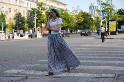 Грозный. Чеченская девушка идет по улице.