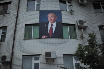 Виды Грозного. Портрет президента РФ Владимира Путина на здании, построенным на средства Республики Казахстан.