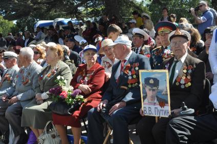 Севастополь. Ветераны наблюдают за парадом в честь 70-летия Победы в Великой Отечественной воны.