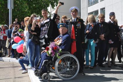 Севастополь. Ветераны наблюдают за парадом в честь 70-летия Победы в Великой Отечественной воны.