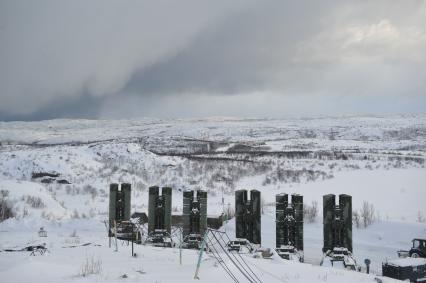 Мурманская область. Зенитный ракетный комплекс  С-400 `Триумф` на базе Гвардейского Невельско-Берлинского зенитно-ракетного полка войск противовоздушной обороны.