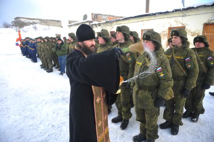 Мурманская область. Священник и военнослужащие Гвардейского Невельско-Берлинского зенитно-ракетного полка войск противовоздушной обороны.