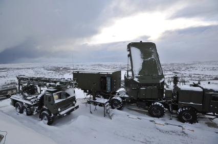 Мурманская область. Зенитный ракетный комплекс  С-400 `Триумф` на базе Гвардейского Невельско-Берлинского зенитно-ракетного полка войск противовоздушной обороны.