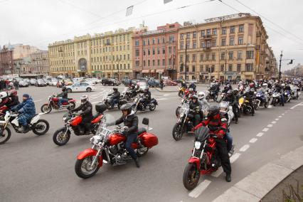 Санкт-Петербург. Байкеры на мотопробеге, посвященном открытию мотосезона.