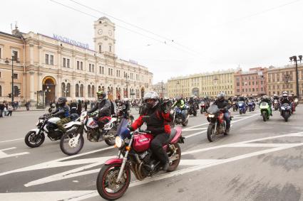 Санкт-Петербург. Байкеры на мотопробеге, посвященном открытию мотосезона.