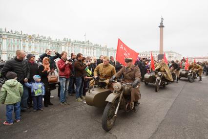 Санкт-Петербург. Участники мотопробега в форме Великой Отечественной войны во время открытия мотосезона.