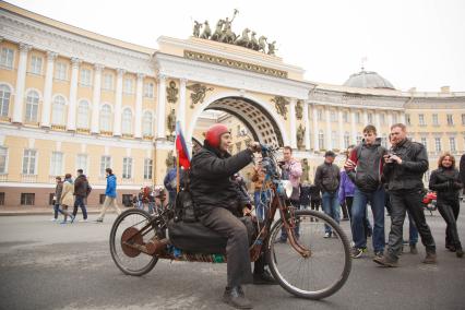 Санкт-Петербург. Сбор байкеров на Дворцовой площади во время открытия мотосезона.