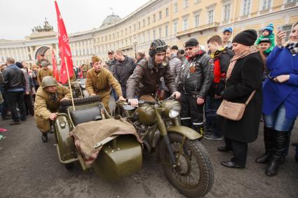Санкт-Петербург. Участники мотопробега в форме Великой Отечественной войны во время открытия мотосезона.