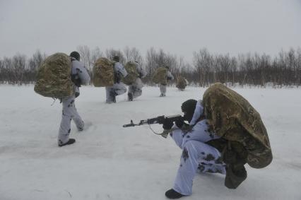 Мурманская область. п.Североморск-3. Десантники на территории военного аэродрома.