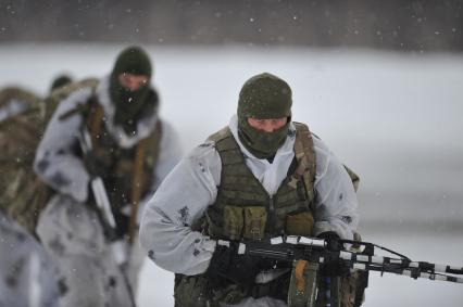 Мурманская область. п.Североморск-3. Десантники садятся на борт вертолета Ми-26.