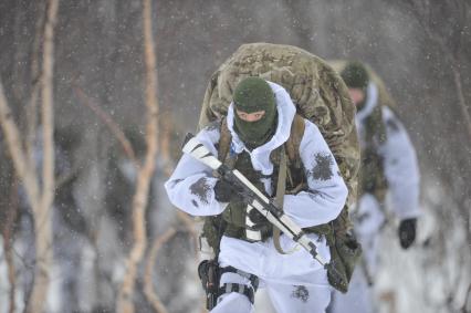 Мурманская область. п.Североморск-3. Десантники на территории военного аэродрома.