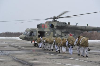 Мурманская область. п.Североморск-3. Десантники садятся на борт вертолета Ми-26.